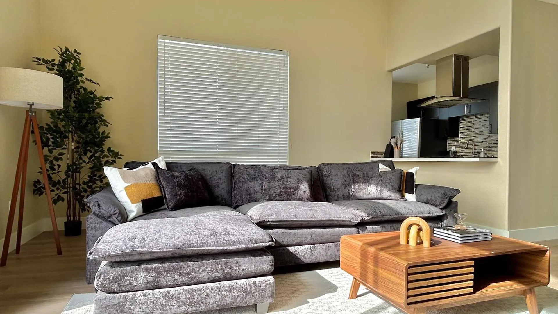 Golden Coast Living, Spacious 3Bd 3Ba Near The Water! Los Angeles Apartment
